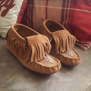 NEW! Manitobah Muk Luks Paddle Suede Moccasins
